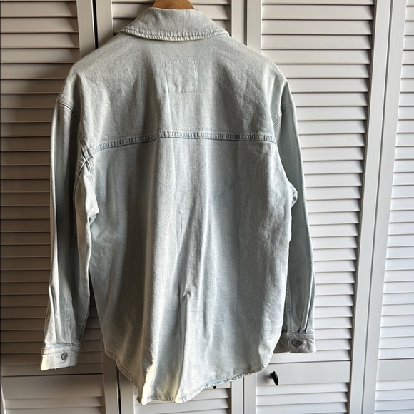 Abercrombie & Fitch Light Denim Button-Up Shacket - Picture 2 of 4